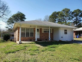 1190 Crestview Cir NE