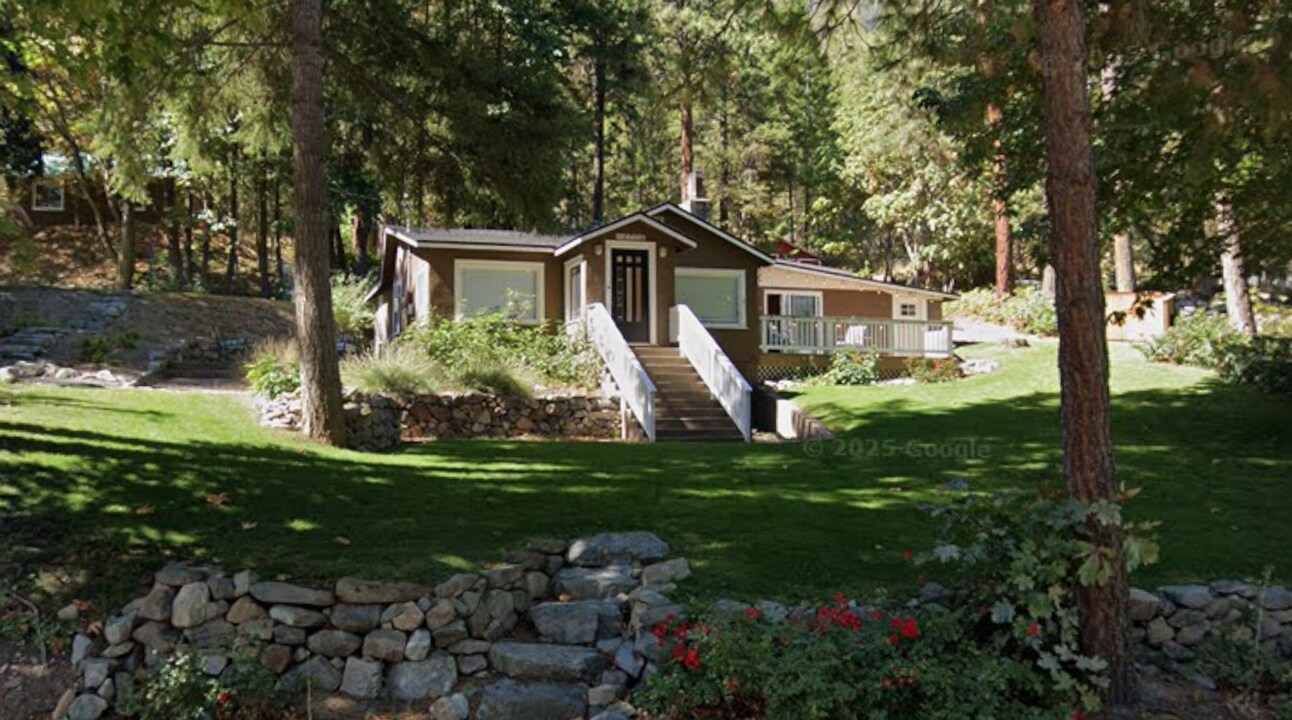 12695-12705 S Lakeshore Rd in Chelan, WA - Building Photo