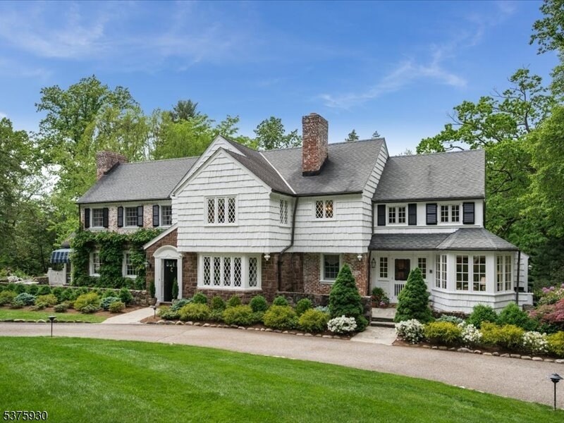 146 Rensselaer Rd in Essex Fells, NJ - Building Photo