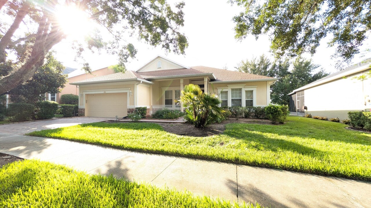 182 Crepe Myrtle Dr in Groveland, FL - Building Photo