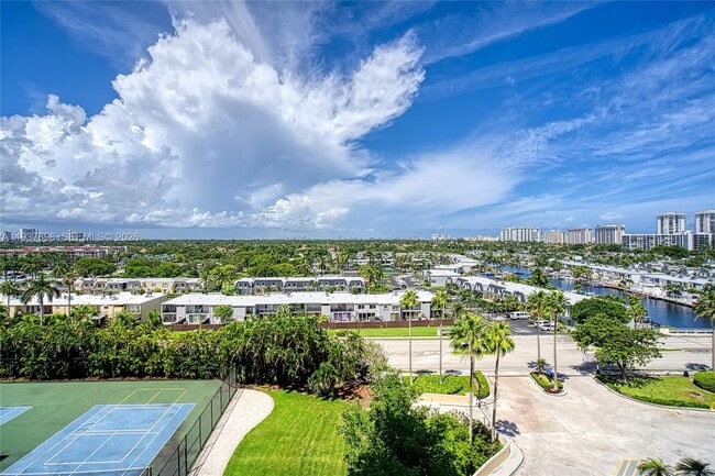 2500 Parkview Dr in Hallandale Beach, FL - Building Photo - Building Photo