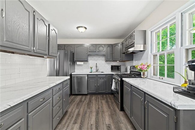 9720 England Dr in Overland Park, KS - Building Photo - Building Photo