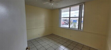 4501 NE 21st Ave, Unit 110 in Fort Lauderdale, FL - Foto de edificio - Building Photo
