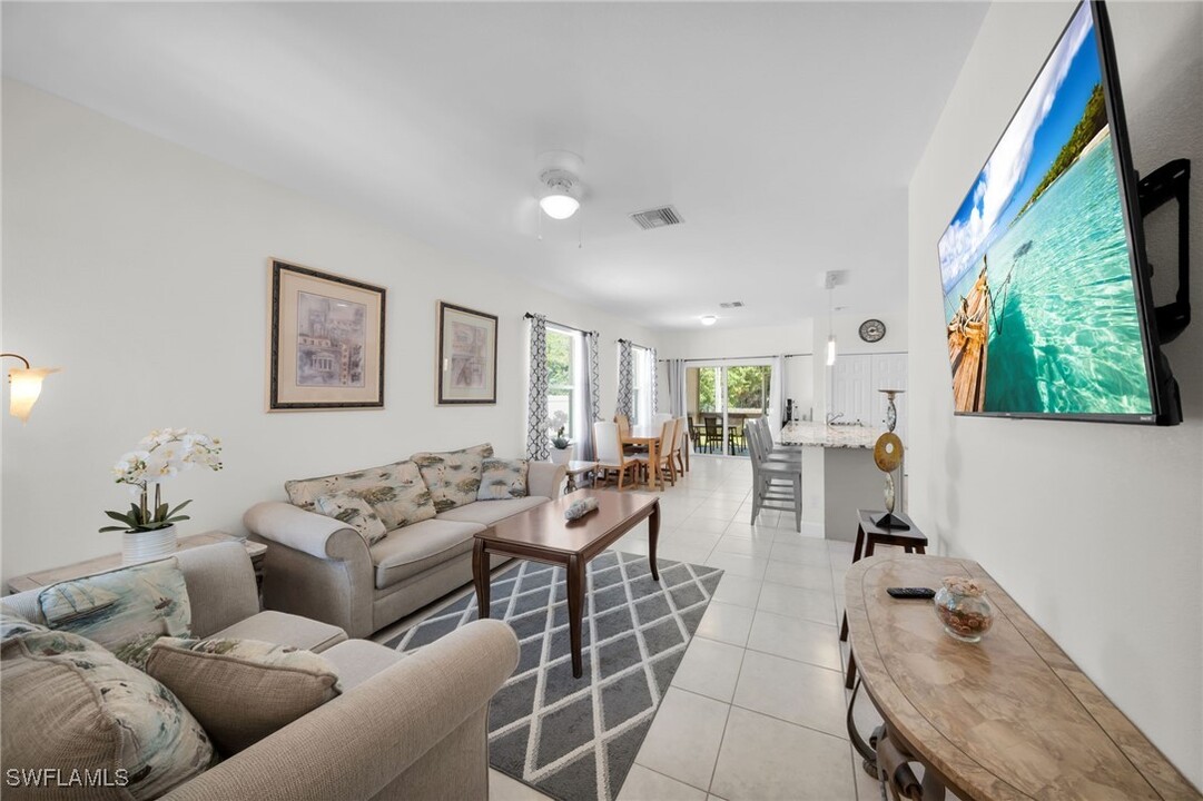 2228 Lotus Rd in Ft. Myers, FL - Foto de edificio
