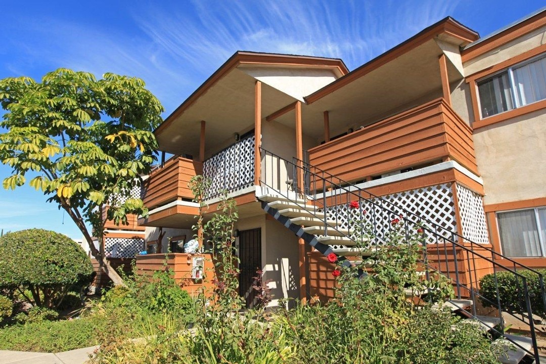 Terre at S Lincoln in El Cajon, CA - Building Photo