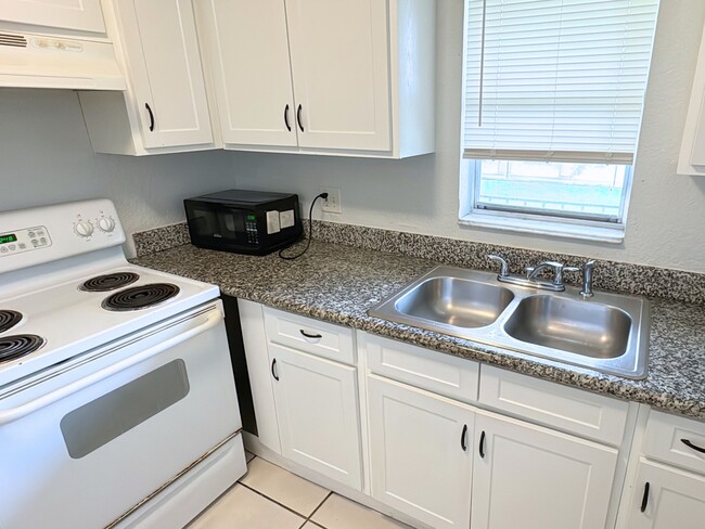 4160 21st St in Lauderdale Lakes, FL - Foto de edificio - Building Photo