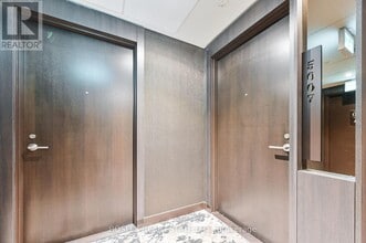 11-5011 Yorkville Ave in Toronto, ON - Building Photo - Building Photo