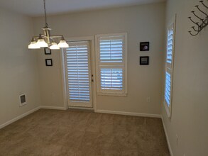 10828 NE Red Wing Way in Hillsboro, OR - Foto de edificio - Building Photo