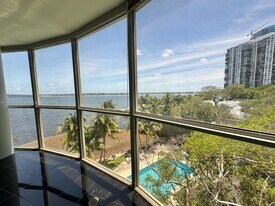 2025 Brickell Ave in Miami, FL - Building Photo