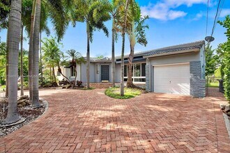 820 W 43rd Ct in Miami Beach, FL - Building Photo - Building Photo