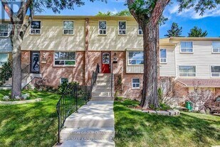 1055 Shawnmarr Rd in Mississauga, ON - Building Photo