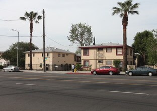 13988-14000 Foothill Blvd in Sylmar, CA - Building Photo - Building Photo