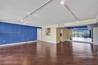 3 Grove Isle Dr in Miami, FL - Building Photo - Building Photo