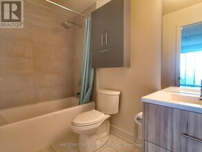 180 Fairview Mall Dr in Toronto, ON - Building Photo - Building Photo