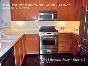 12963 W Runway Rd in Los Angeles, CA - Building Photo - Building Photo