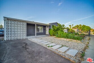 12827 Sylvan St in Los Angeles, CA - Building Photo - Building Photo