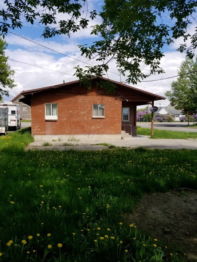 403 W Grand Ave in Arco, ID - Building Photo - Building Photo