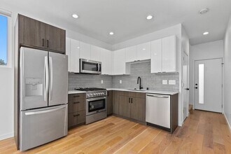5439 California Ave SW in Seattle, WA - Building Photo - Building Photo