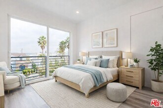 525 Normandie Ave in Los Angeles, CA - Foto de edificio - Building Photo