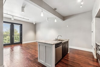 1000 Lipscomb St, Unit 308 in Fort Worth, TX - Foto de edificio - Building Photo