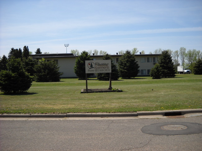 PINEVIEW APARTMENTS in Wheaton, MN - Foto de edificio - Building Photo