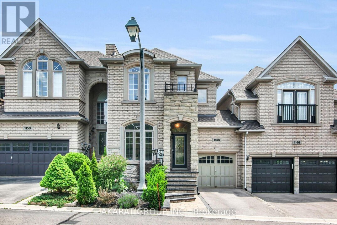 1148 Woodington Ln in Oakville, ON - Building Photo