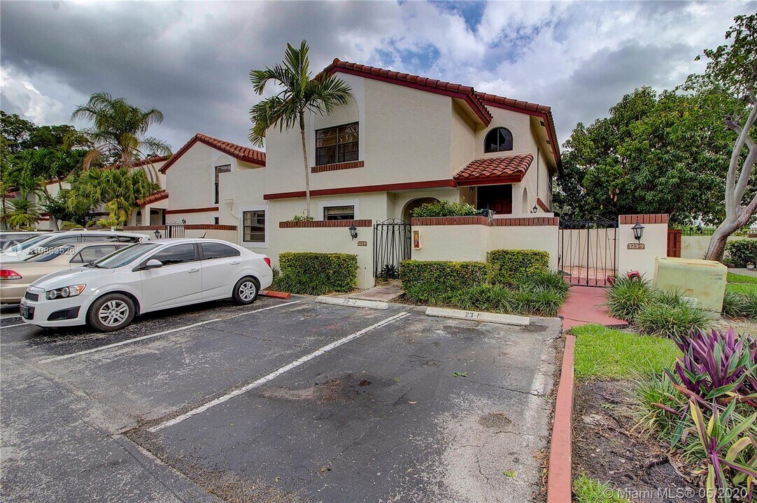 323 Ives Dairy Rd-Unit -323-10 in Miami, FL - Building Photo