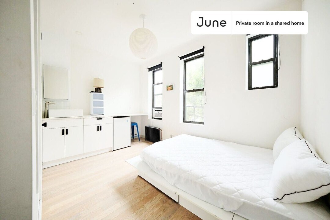 Room in Shared 3 bed/3 bath home in Queens, NY - Building Photo