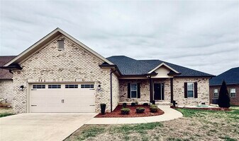 8728 Stuart Farm Ave in Bowling Green, KY - Building Photo