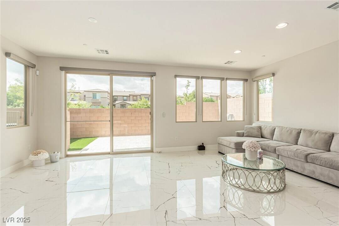 11297 Gravitation Dr in Las Vegas, NV - Building Photo