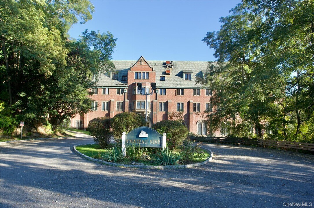 403 Chateau Rive in Peekskill, NY - Building Photo