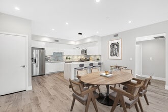 5820 La Mirada Ave in Los Angeles, CA - Building Photo - Building Photo