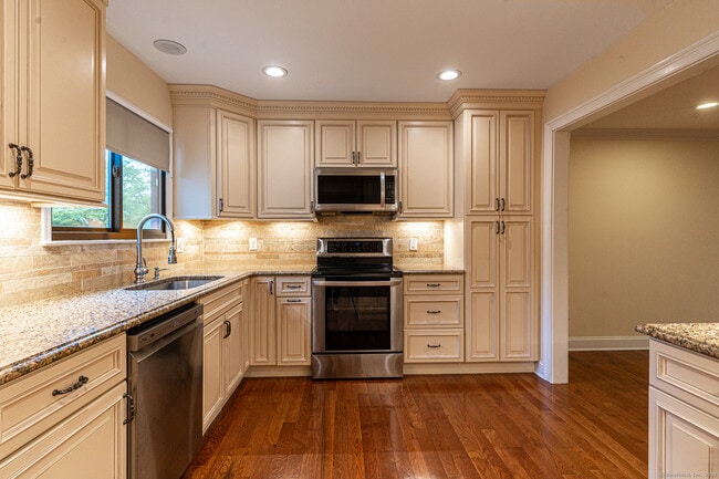 67 Riverside Ave in Greenwich, CT - Building Photo - Building Photo