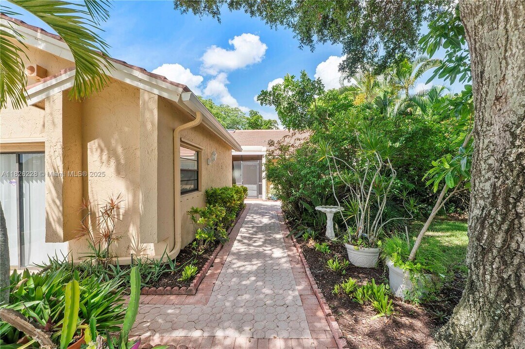 23257 Boca Club Colony Cir in Boca Raton, FL - Building Photo