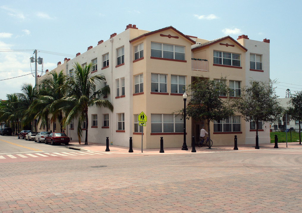 Madison Apartments in Miami Beach, FL - Building Photo