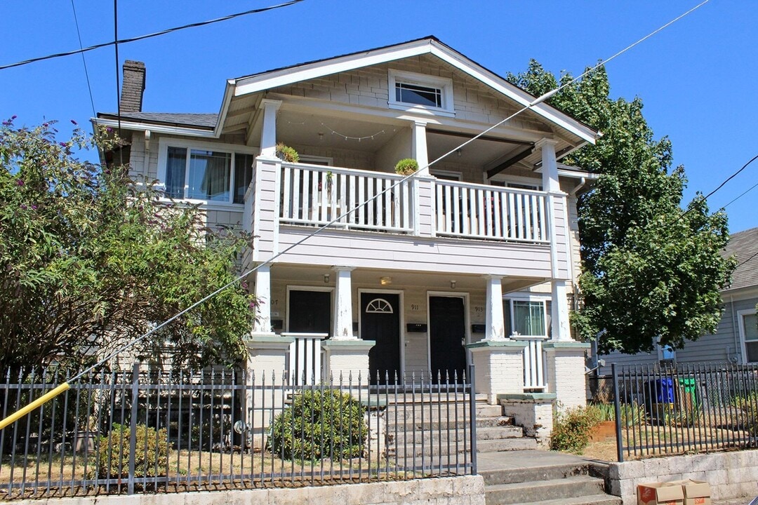 915-915 NE Roselawn St in Portland, OR - Building Photo