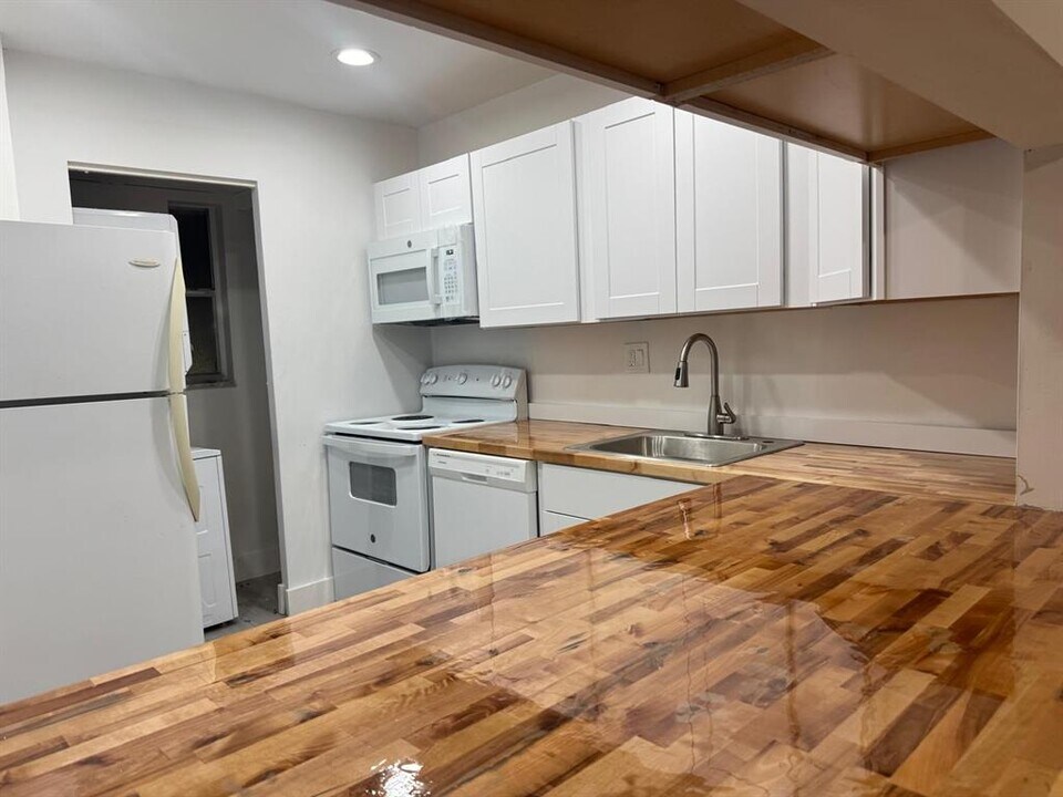 8051 Colony Cir S, Unit 210 in Tamarac, FL - Foto de edificio