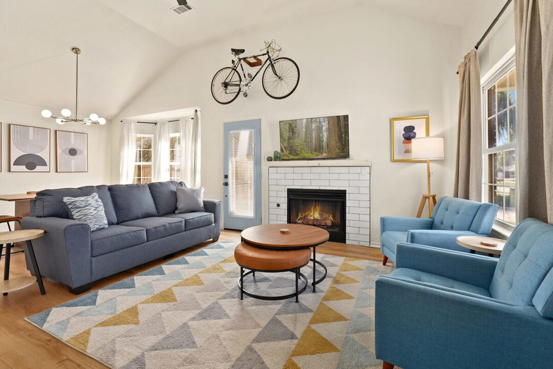 809 SE E Ct in Bentonville, AR - Building Photo