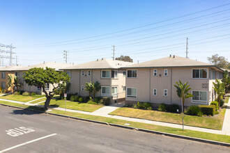 Carmona Gardens in Los Angeles, CA - Building Photo - Primary Photo