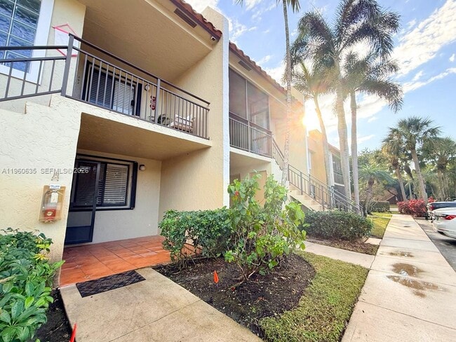 440 Lakeview Dr in Weston, FL - Building Photo - Building Photo