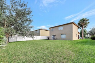 2069 Marblehead Way in Port St. Lucie, FL - Foto de edificio - Building Photo