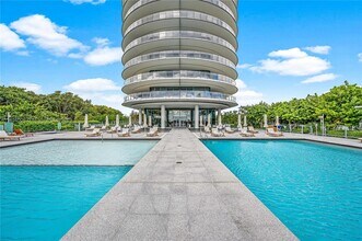 8701 Collins Ave, Unit 1003 in Surfside, FL - Foto de edificio - Building Photo