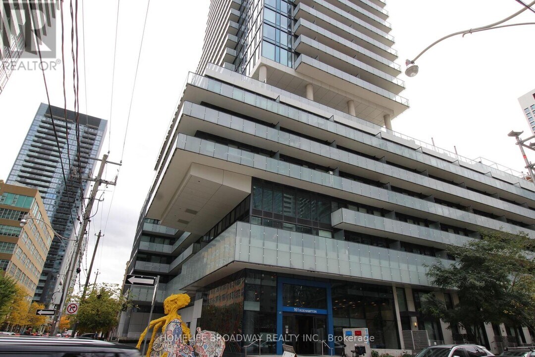 161 Roehampton Ave in Toronto, ON - Building Photo