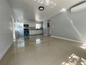 1935 Marseille Dr, Unit 1 in Miami, FL - Foto de edificio - Building Photo