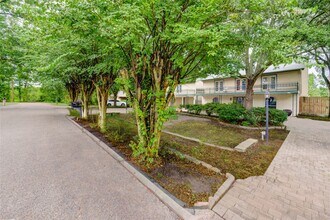 303 Shady Glen Ln in Conroe, TX - Building Photo - Building Photo