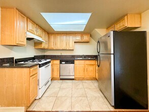 4554 Russell Ave, Unit 1 in Los Angeles, CA - Foto de edificio - Building Photo