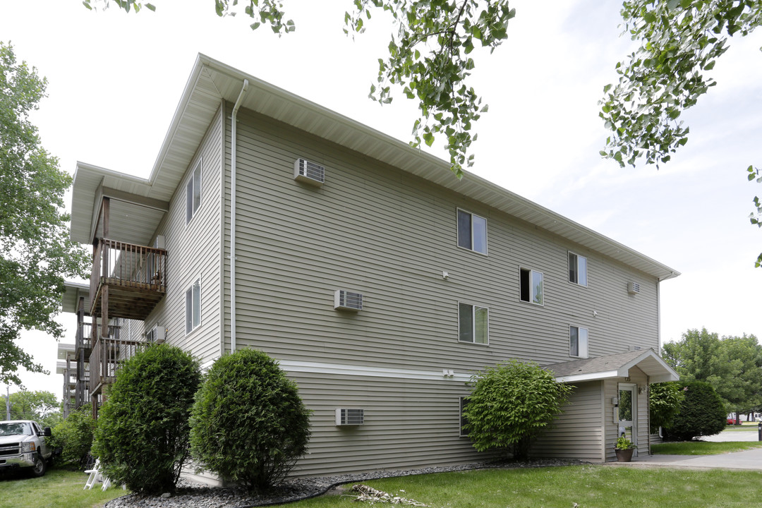 Westwood Apartments in Grand Forks, ND - Foto de edificio