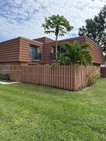 2563 Lakeview Ct in Hollywood, FL - Building Photo