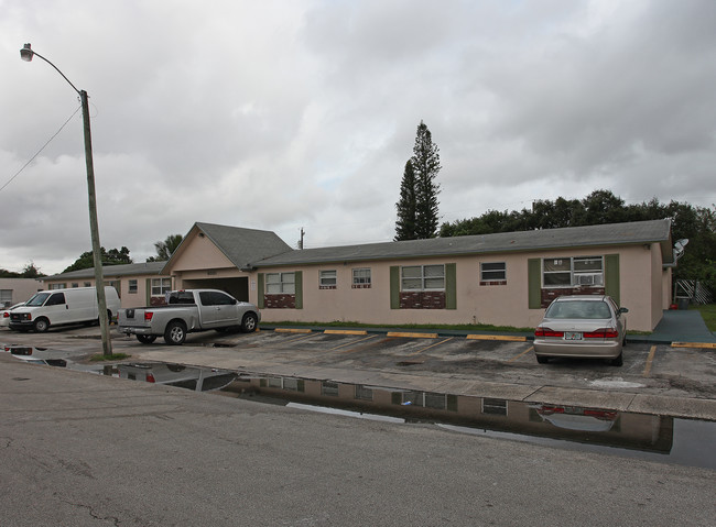 6031 Polk St in Hollywood, FL - Foto de edificio - Building Photo