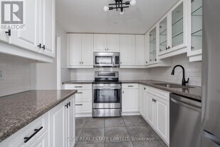 30 Harding Blvd W in Richmond Hill, ON - Building Photo